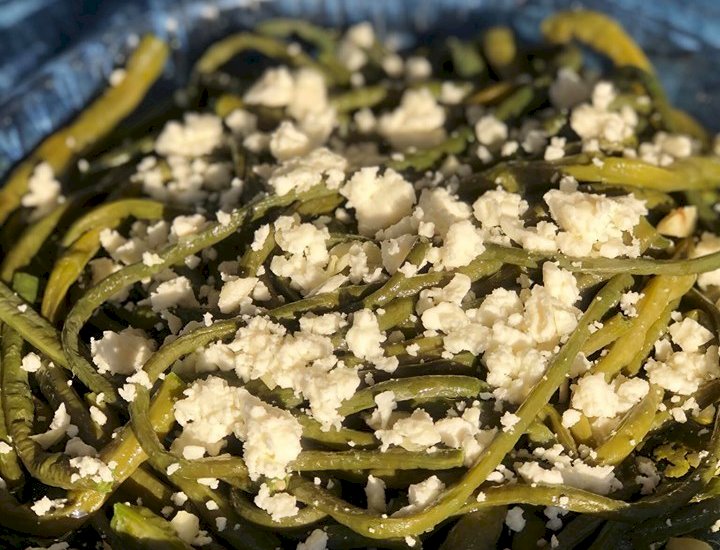 String beans with feta cheese salad - Αμπελοφάσουλα με φέτα!