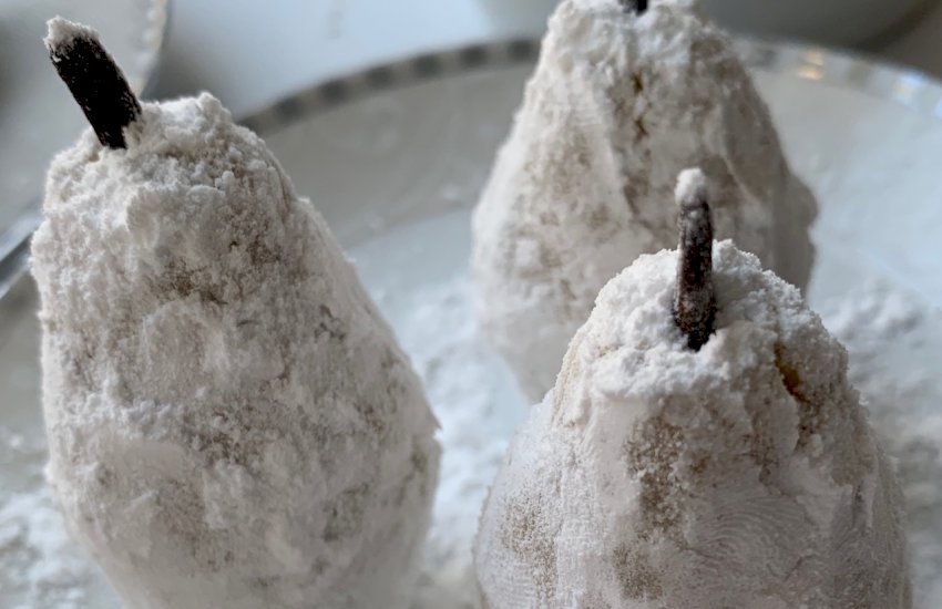 Almond pears amygdalota