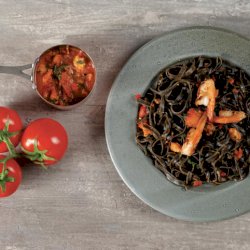 Μαύρες ταλιατέλες με γαρίδες σε πικάντικη σάλτσα
