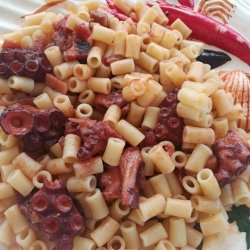 Χταπόδι με κοφτό μακαρονάκι - Octopus with pasta
