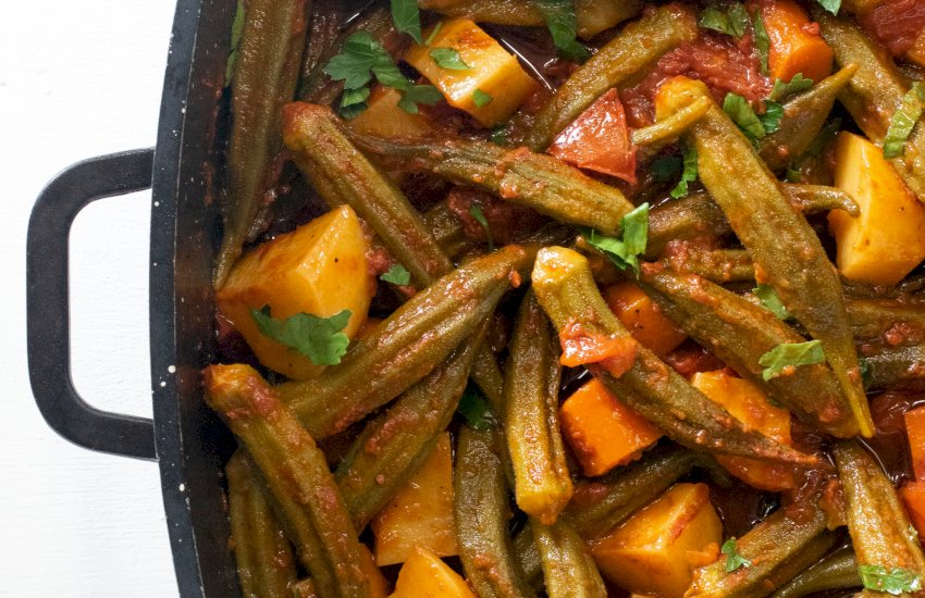 Okra in the oven - Bamies sto fourno