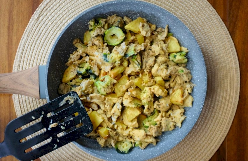 Zucchini and potato scrambled eggs - Kolokouthkia kai patates me ta avga