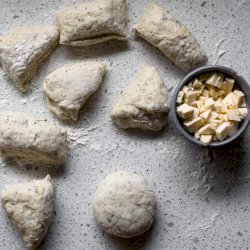 Halloumi bread rolls with yoghurt