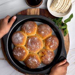 Halloumi bread rolls with yoghurt