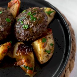 Beef patties with potatoes tray bake - Μπιφτέκια με πατάτες στον φούρνο