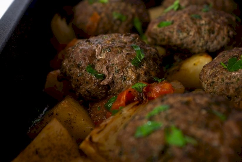 Beef patties with potatoes tray bake - Μπιφτέκια με πατάτες στον φούρνο