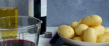 Cypriot style baked smashed potatoes with red wine – Patates Antinahtes