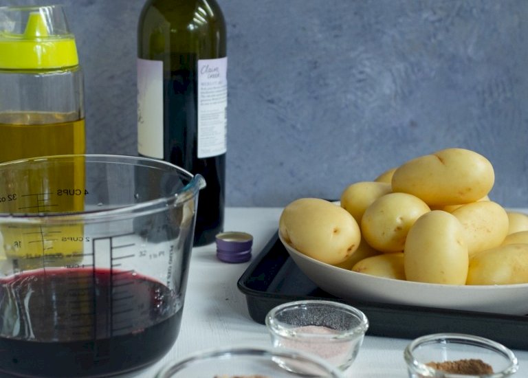 Cypriot style baked smashed potatoes with red wine – Patates Antinahtes