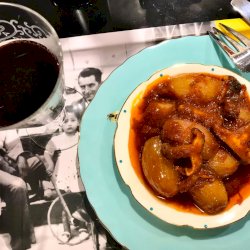 Fofi’s Stifado Me Manitaria (Mushroom and Onion Stew)