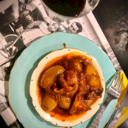 Fofi’s Stifado Me Manitaria (Mushroom and Onion Stew)