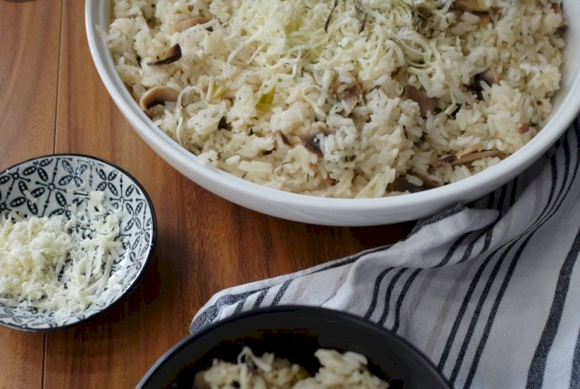 Thyme rice with mushrooms and halloumi
